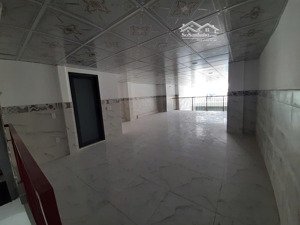 văn phòng 104m2 đã chia ra làm 2 phòng và 1 ban công rộng phía trước.