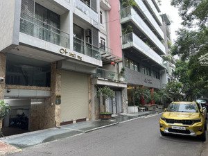căn hộ 2 ngủ 1 khách rộng 90m2 tầng 7 view hồ tây, full cửa kính/ a 2-bedroom apartment