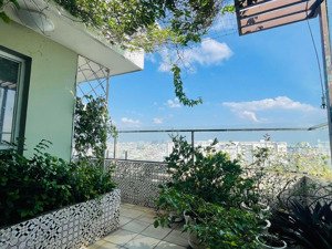 penthouse thông tầng 188m2 + sân vườn 20m, view về các quận trung tâm thành phố.