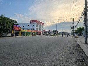 đất mặt tiền đường kinh doanh võ nguyên giáp
p. hòa phú tp. tdm. bình dương dt: 9,22 x 20 tc 100%