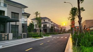 em ngà bán nhà tại gladia by the water nhà phố có sân vườn liên hệ ngay em nhé 