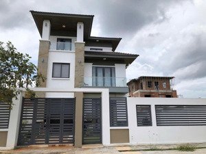 bán gấp căn biệt thự bà rịa 1 trệt 2 lầu, mặt tiền ql51 long hương, giá 10 tỷ. phạm yến 