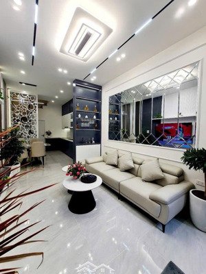 nhỉnh 9tỷ sở hũu 40m tại tt ba đình -mặt ngõ - thoáng sáng- full nội thất-mới đẹp ở ngay - đội cấn