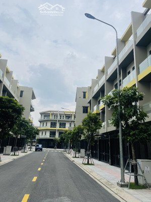 nhà phố xây xong , có sổ hồng riêng từng căn , sở hữu lâu dài . gần làng đgqg thủ đức