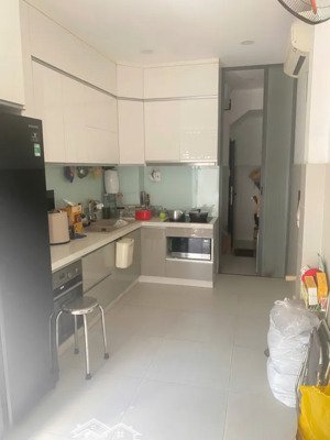 nhà đủ nội thất. bán nhà cách mạng tháng tám 3 tầng, 3pn, 5wc 11 tỷ. chỉ sách vali vào ở.