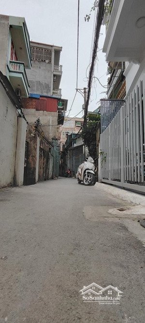 dịch vọng, cầu giấy: 50mx3tầng, 5 phòng, mặt tiền 5m, sổ đẹp vuông vắn trước sau, ko lỗi phong thuỷ