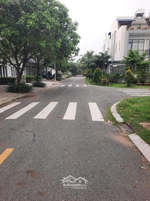 bán căn nhà phố bellla villa.sổ riêng hoàn công.giá 2,35 tỷ..lh 