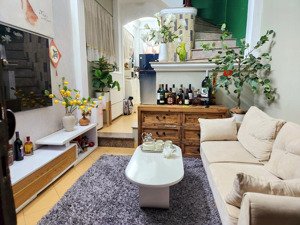 cho thuê nhà 3 tầng đường thụy khuê. nhà gần trường cấp 1 và 2,3 chu văn an