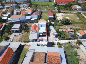 nhà còn mới 260m2 cách biển dốc lết 1km, mặt tiền 7,8m, đường ôtô đi lại thuận tiện giá chỉ 2,6tỷ