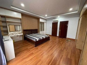 nhà đẹp mới tinh 3lầu 4pn + sân thượng trước sau, sân đậu oto ngay lã xuân oai quận 9