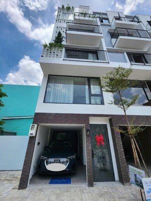 nhà ngang 5m, 6 tầng, 217m2 sử dụng, thang máy riêng, ô tô trong nhà, cổng compound face id
