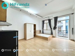 siêu phẩm mới 100% chưa qua sử dụng căn hộ ban công full nội thất dt 35m2 ngay vòng xoay dân chủ