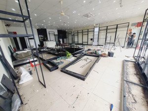 cho thuê nhà mặt tiền trống suốt đường trần hưng đạo, vị trí siêu đẹp
