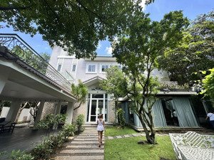 bán nhà 2 tầng nt cao cấp, sân vườn lớn 370m2 (12.5x29) 56 tỷ. vị trí nhánh đường thảo điền quận 2.