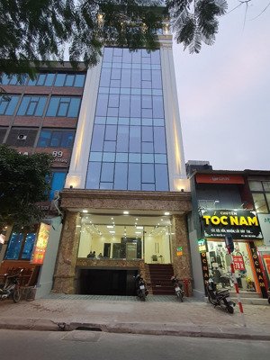 cho thuê tòa nhà mặt phố quang trung. dt : 150 m * 6 tầng + 1 hầm . mt : 7m . thông sàn , thang máy