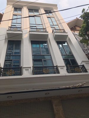 cho thuê mặt phố kinh doanh tại tố hữu. dt : 60 m * 5 tầng + 1 hầm . mt : 5 m . thông sàn