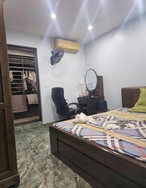 tập thể tầng 2 phố tây kết 80m 2ngur, ô tô đỗ chân cầu thang