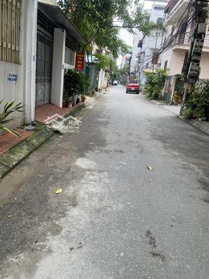 căn nhà lô góc trung tâm trâu quỳ xã gia lâm. kinh doanh oto tránh 2 mặt tiền. căn nhà đẹp hiếm có