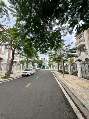 giá tốt chính chủ bán biệt thự song lập 200m2 giá 26 tỷ 5 ngay tmdv và hồ cảnh quang