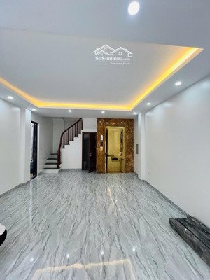 bán căn nhà 42m2 xây mới 7 tầng thang máy mặt phố đội nhân giá 18 tỷ