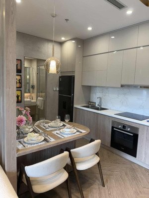 cần bán căn hộ 2pn, vinhomes giá chưa tới 2tỷ5