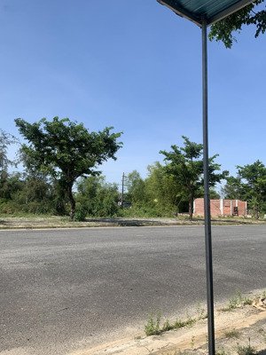 kđt số 4, lô 90m2, đường 27m, sát sông cổ cò, giá tốt