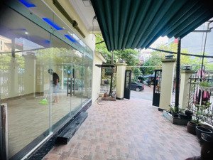 cho thuê gấp biệt thự sân vườn tây hồ, dtsd 210m2, mt 26m2, lô góc, giá 25tr/th