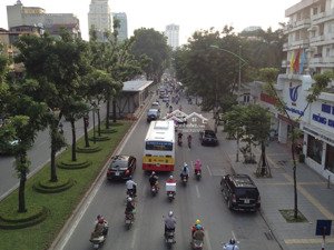 cho thuê nhà mặt phố 200m2, thông sàn, 60m2 gác lửng, trần 6,4m giá 150tr tại phố giảng võ