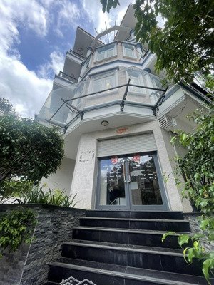 cho thuê nhà phố căn góc 2 mt siêu đẹp đường 16m kdc himlam q7 giá: 85tr/th lh: 