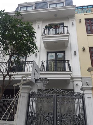 cho thuê biệt thự tại nguyễn chánh, cầu giấy dt: 140m2 * 4 tầng + 1 hầm. mt: 10m giá: 40 triệu