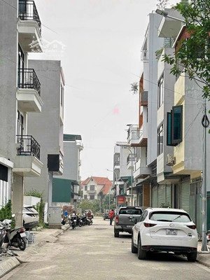 chính chủ bán đất dịch vụ song phương, dt: 48m2, hướng đông nam, đường 6m, vỉa hè 2m, giá 5.xy tỷ