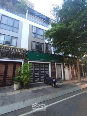 cho thuê hado q10, 5.5x16, 4 tầng chỉ 68tr