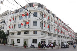 nhà lô góc đối diện chợ an sương, 14m đường nhựa, sổ sẵn - công chứng ngay