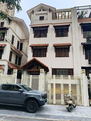 cho thuê biệt thự nguyễn chánh, dt 130m2, 4 tầng 1 hầm, mt 8m, nhà đẹp, 40tr/tháng