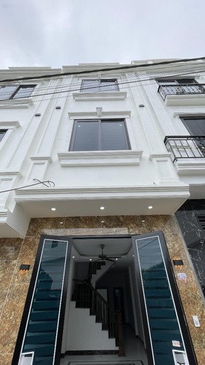 chỉ 2,3 tỷ sở hữu nhà hà nội, diện tích 40m2 x 3 tầng, sổ đỏ riêng, ô tô đỗ sát nhà. lh 