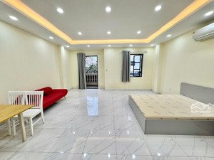 cho thuê nguyên tầng nhà có thang máy full nội thất như hình giá 13tr liên hệ em trường