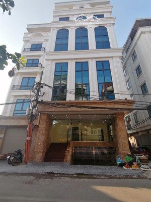 cho thuê nhà mặt phố tại trần vỹ . dt : 70 m * 7 tầng + 1 hầm . mt : 8 m . thông sàn , thang máy