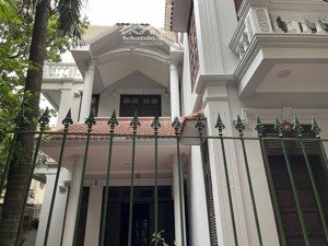 cho thuê nhà riêng đường nguyễn khang, cầu giấy, dt 150m2 x 3t, lô góc, ô tô đỗ cửa giá 23 triệu