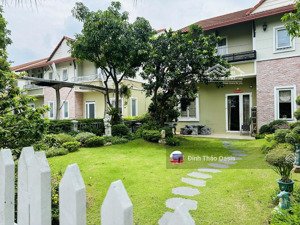 chủ định cư nước ngoài nên cần ban biệt thự 300m2 tâm huyết tại oasis, thuận an. lh:0986196404