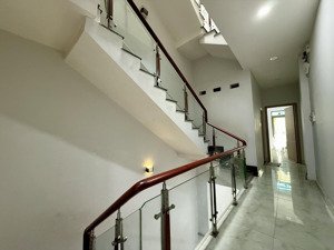 cho thuê nhà 4 phòng ngủ có sẵn máy lạnh thích hợp vừa ở vừa kinh doanh lh : 