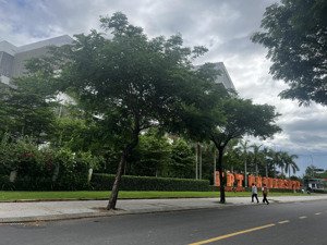 bán nhanh lô fpt sát trường đại học fpt, đối diện công viên, đảm bảo nhìn là thích ạ
