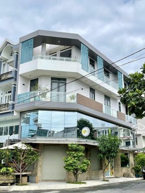 nhà gần trần não căn góc 2 mặt tiền sân để oto, trệt 3 lầu 3 phòng ngủ giá thuê 35 triệu