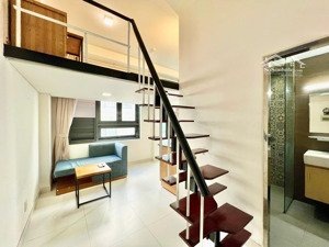 phòng duplex - trang bị nội thất cao cấp, cửa sổ lớn ngay cầu công lý quận 3