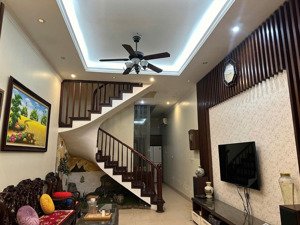 cho thuê nhà khuất duy tiến, thanh xuân. dt 50m x 4,5t. ngõ oto đỗ cửa. giá 17tr