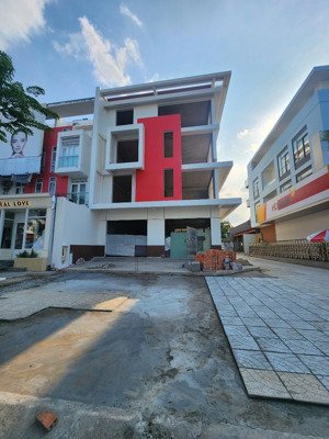 cho thuê tòa nhà mặt tiền đường 3 tháng 2, diện tích xây dựng hơn 1000 m2