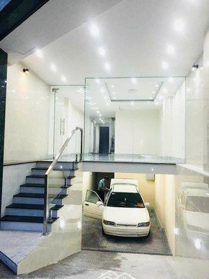 "siêu phẩm"" mặt tiền cách mạng tháng tám, quận 10. nhà full kính, có hầm. gía chỉ 40 triệu/tháng.