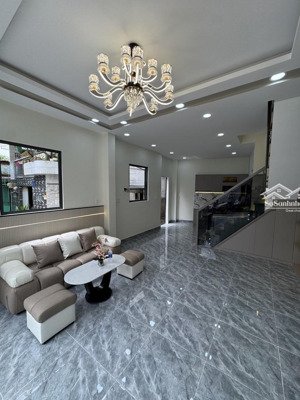 nhà đẹp ở ngay bà hom q6 3 tầng kiên cố hxh 6m nội thất xịn gần công viên phú lâm