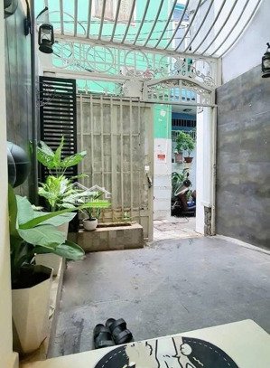 trung tâm quận 10 - ngay bùng binh ngô gia tự - 36m - 3tầng - nhà đẹp lung linh - 5.5tỷ.