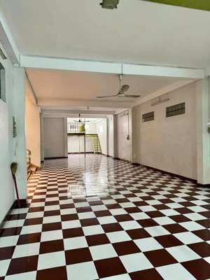 phòng lớn tầng 2, (5x22m, toilet, bãi xe). hẻm 3.5m 8/32b tân hóa q11