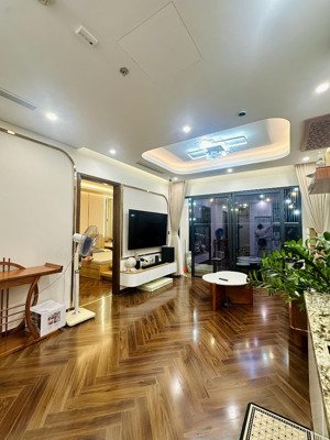 chính chủ cần bán căn hộ 2pn tầng cao view mặt đường lhp - doji